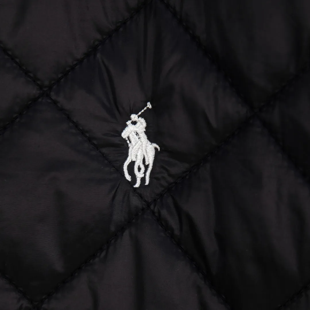P390 zp version [Exclusive supply] Ralph Lauren/Ralph Lauren 2025aw autumn and winter popular items diamond-shaped quilted embroidered corduroy strips imitation feather jacket jacket Correct three-pocket version Slight waist design Free matching neckline ✅ Facial filling imitation feather cotton Three-in-one diamond-shaped quilted embroidery Soft and comfortable ✅ Customized double-circle brand hardware buckle back waist freely adjustable elastic design ✅ RL three-color diamond plaid cotton jacket 100% restoration Corduroy strips run through the whole body. No knots or overlaps. Artificial curling. Fine workmanship. Highly recommended. A rare cotton jacket that does not look bloated. Can be worn as an inner layer in the north. Wearing with multiple necklines. Elastic waistline at the back. Adjustable waistline. Matte memory technology gives the face a cotton feel. Not to be missed. Highly recommended. Color: black, white, gray green, khaki, navy. Size: S M L XL. Number: WW10948.